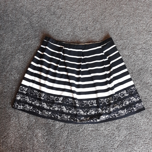 Studio 253 Dresses & Skirts - Studio 253 Stripes And Lace Flower Print Skirt